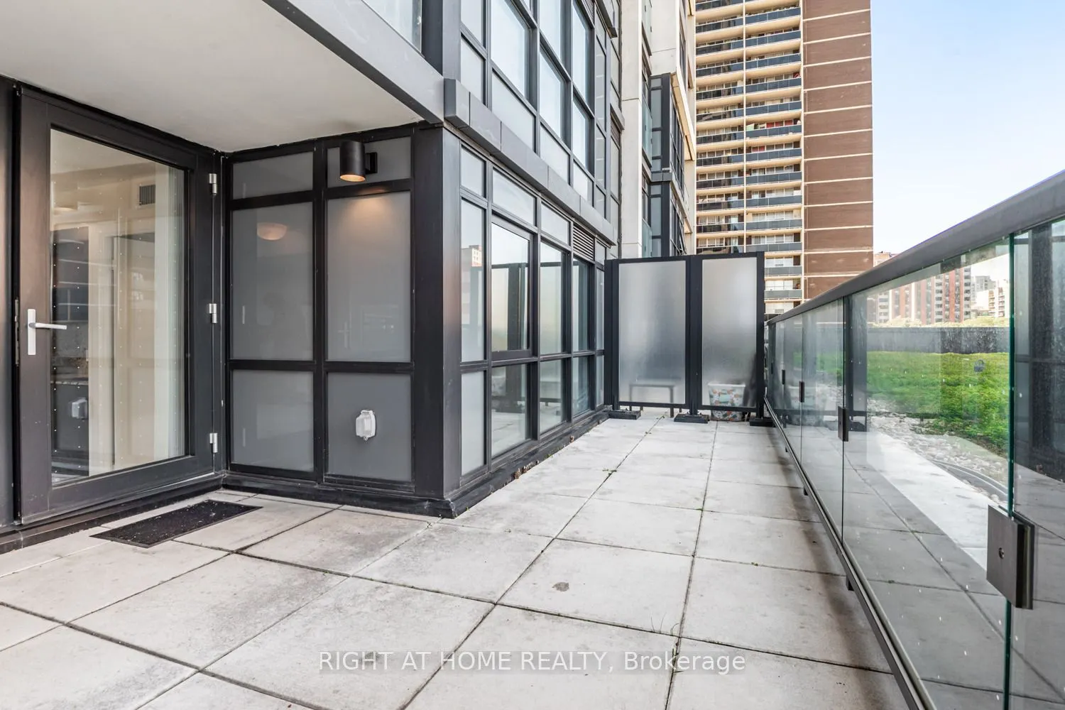 9 Mabelle Avenue, #318