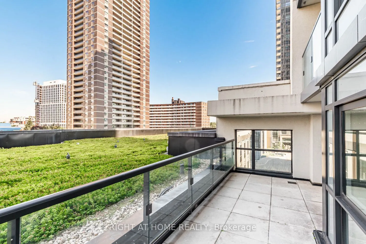 9 Mabelle Avenue, #318