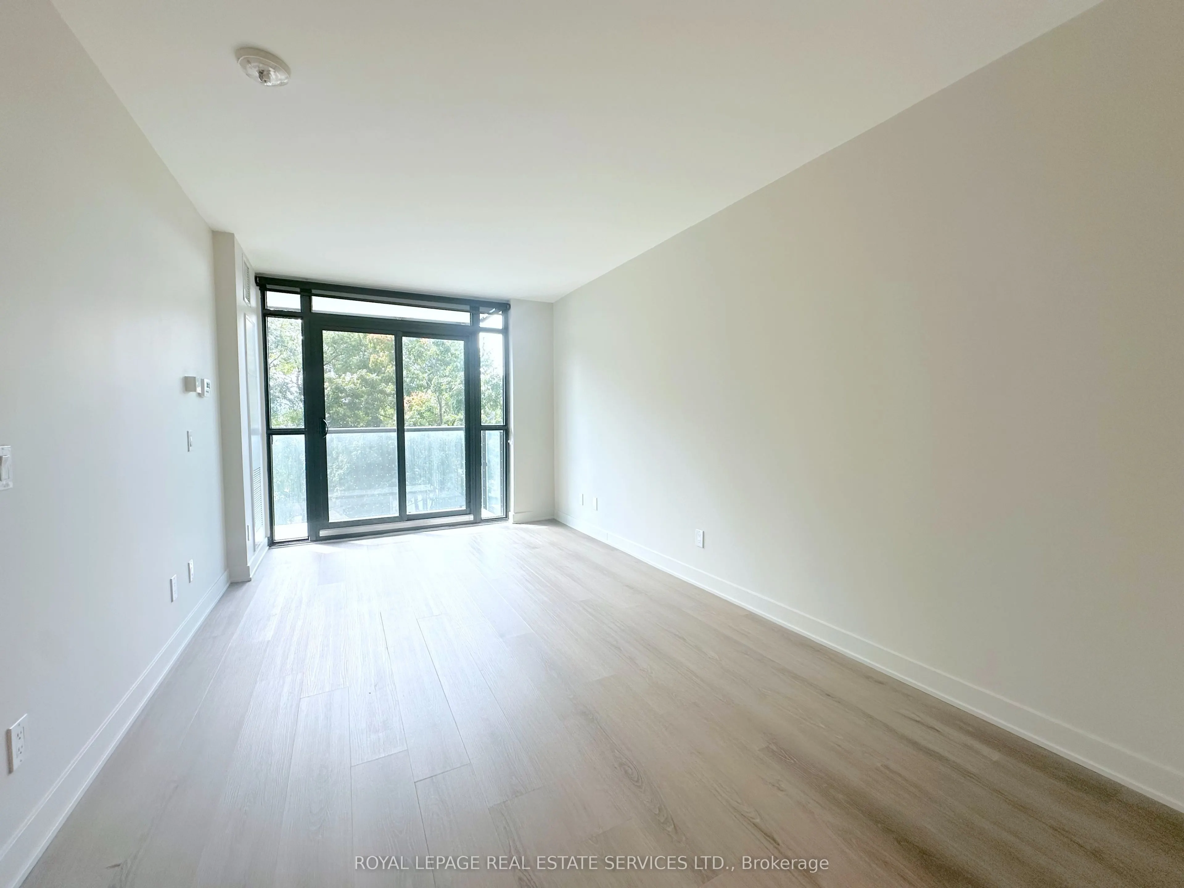 3385 Dundas Street W, #403