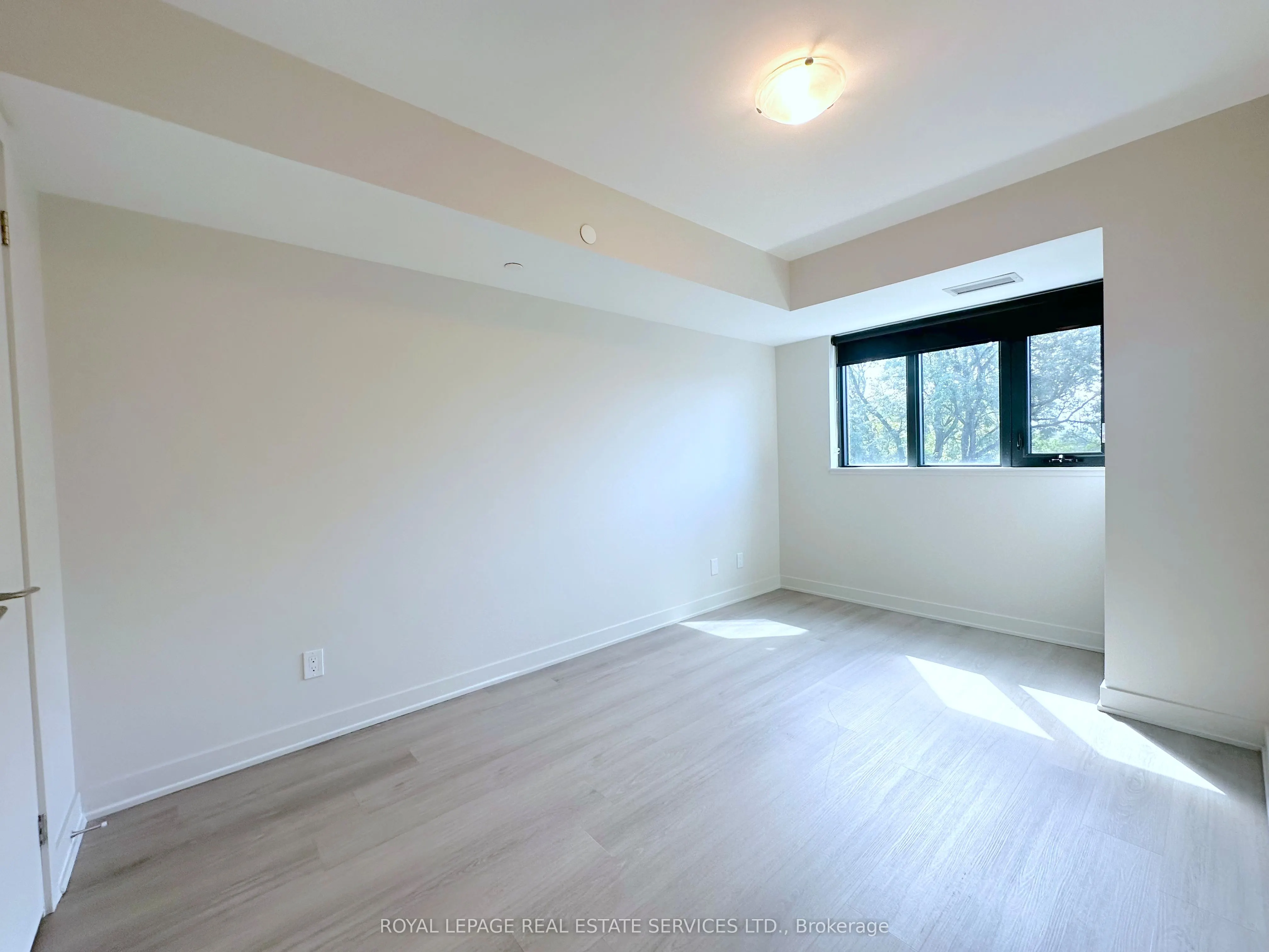 3385 Dundas Street W, #403