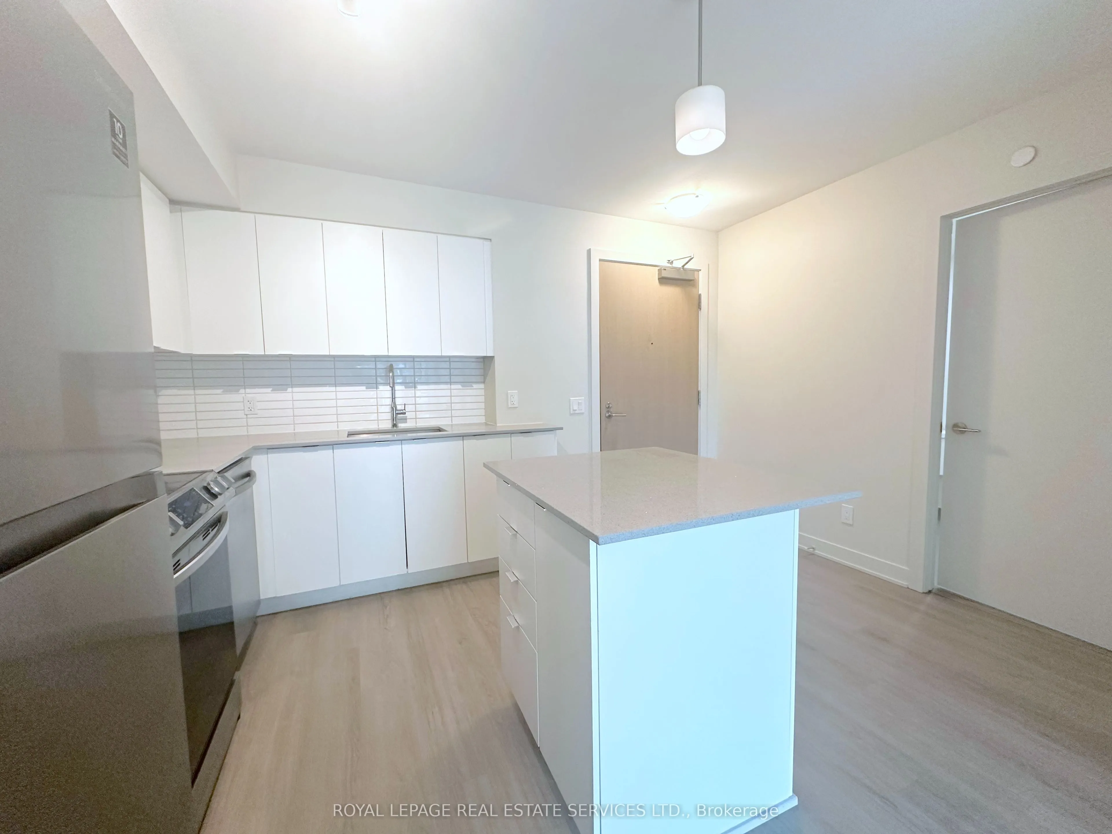 3385 Dundas Street W, #403