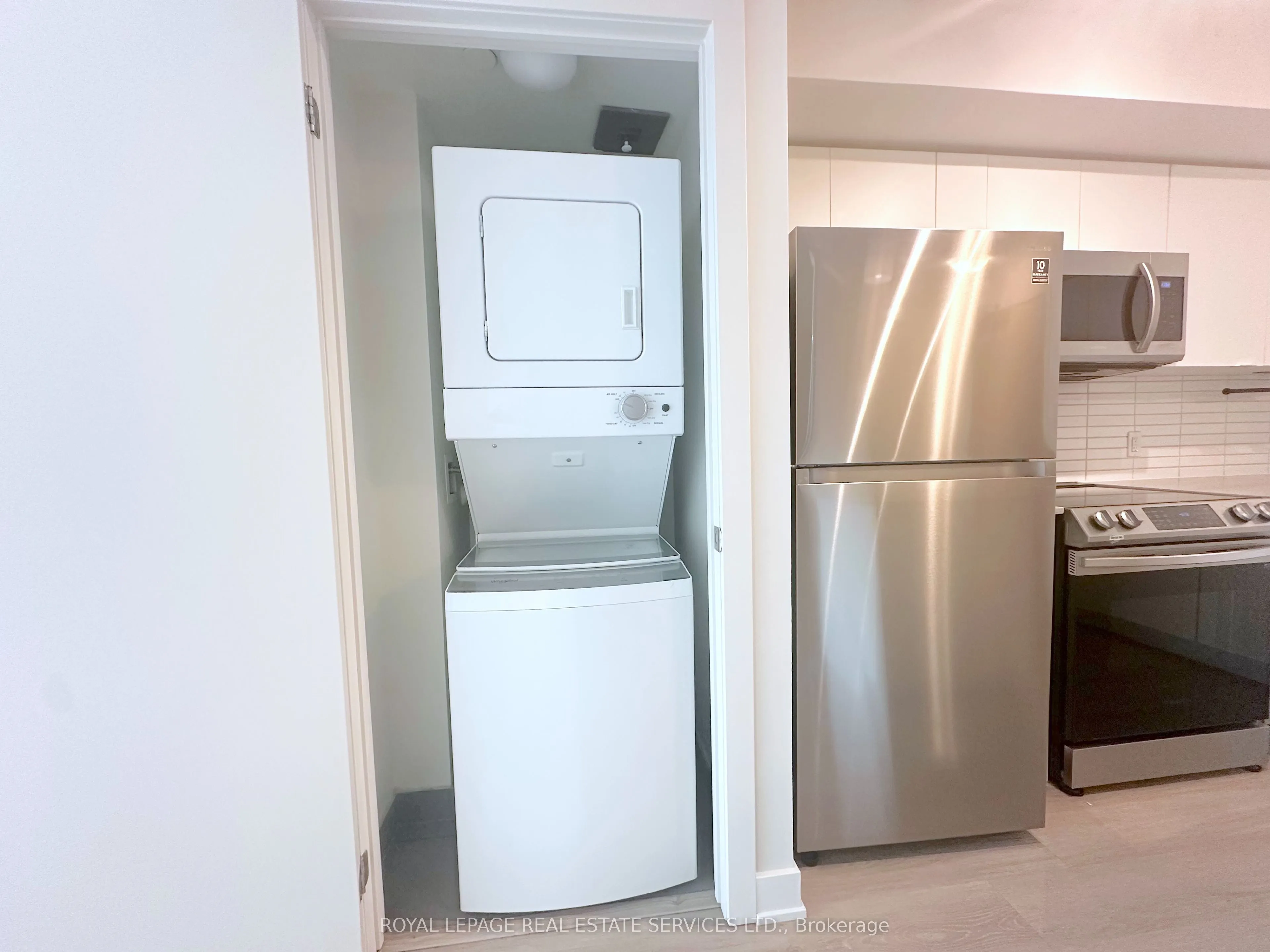 3385 Dundas Street W, #403