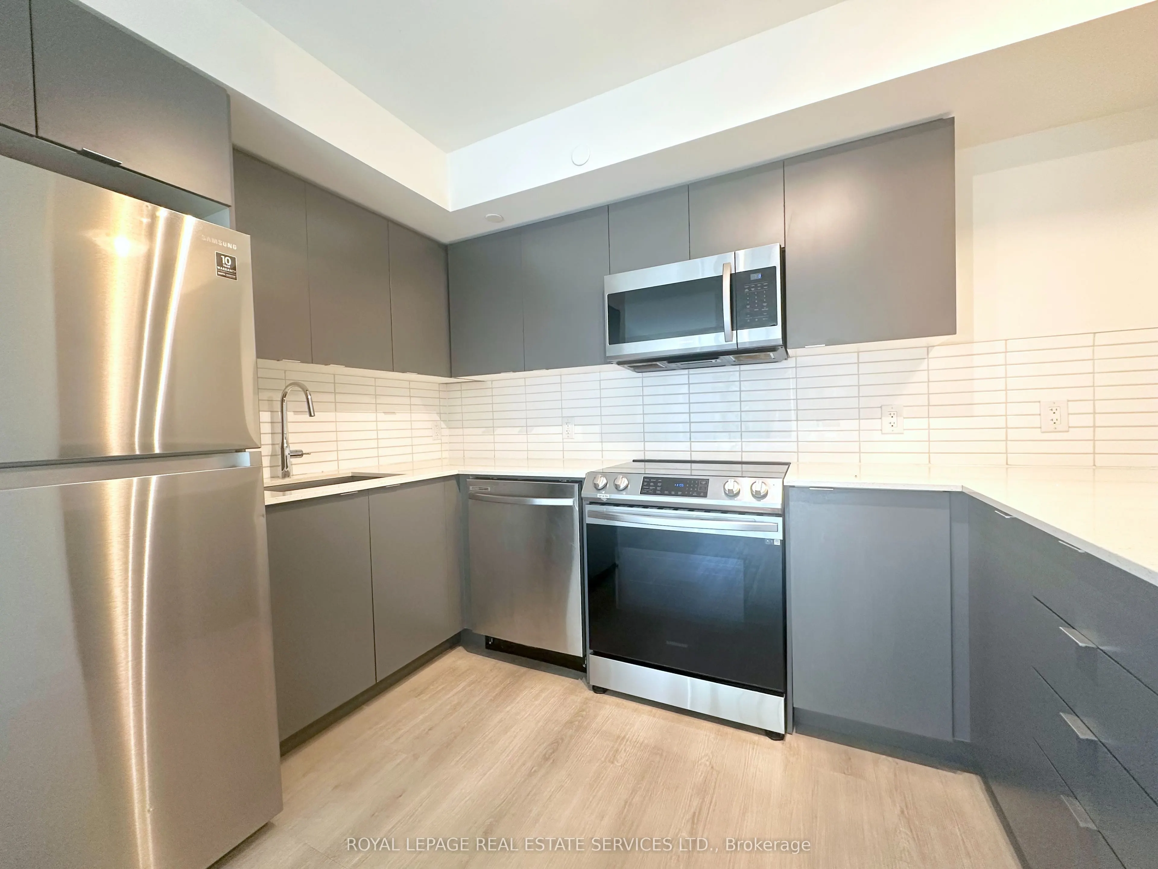3385 Dundas Street W
