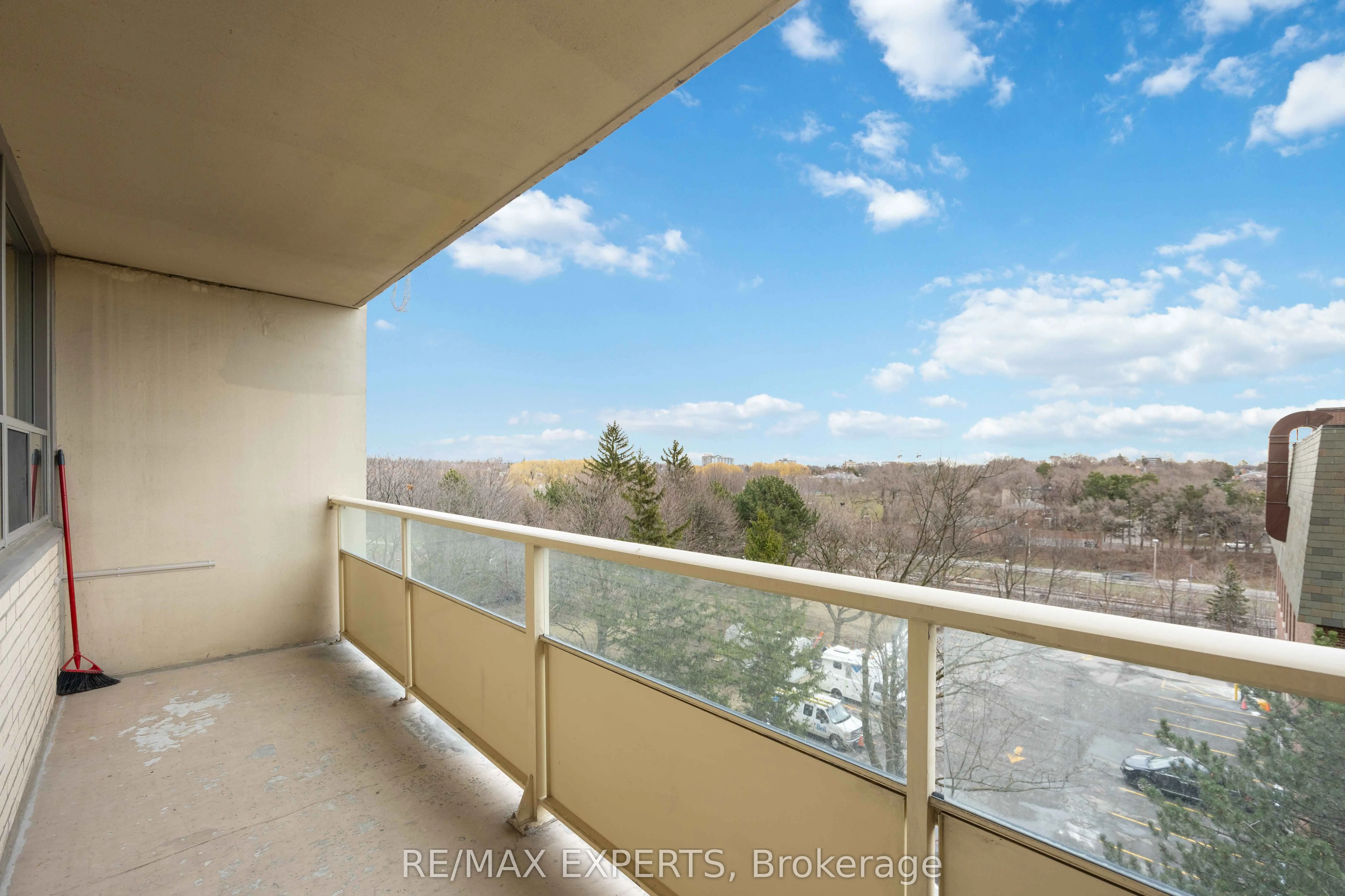 360 Ridelle Avenue, #612