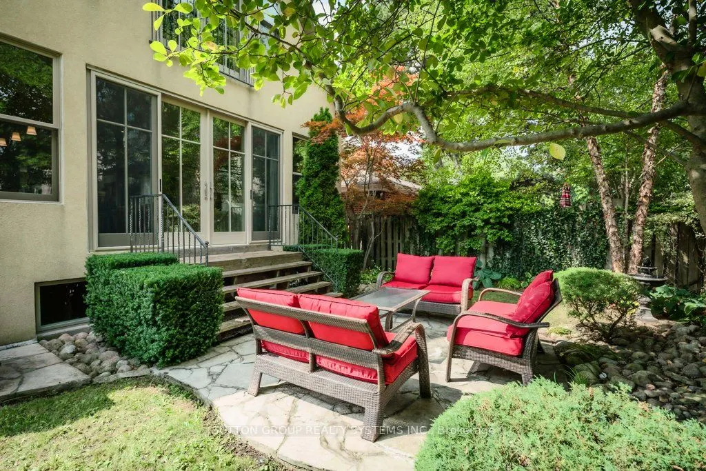 101 Perry Crescent