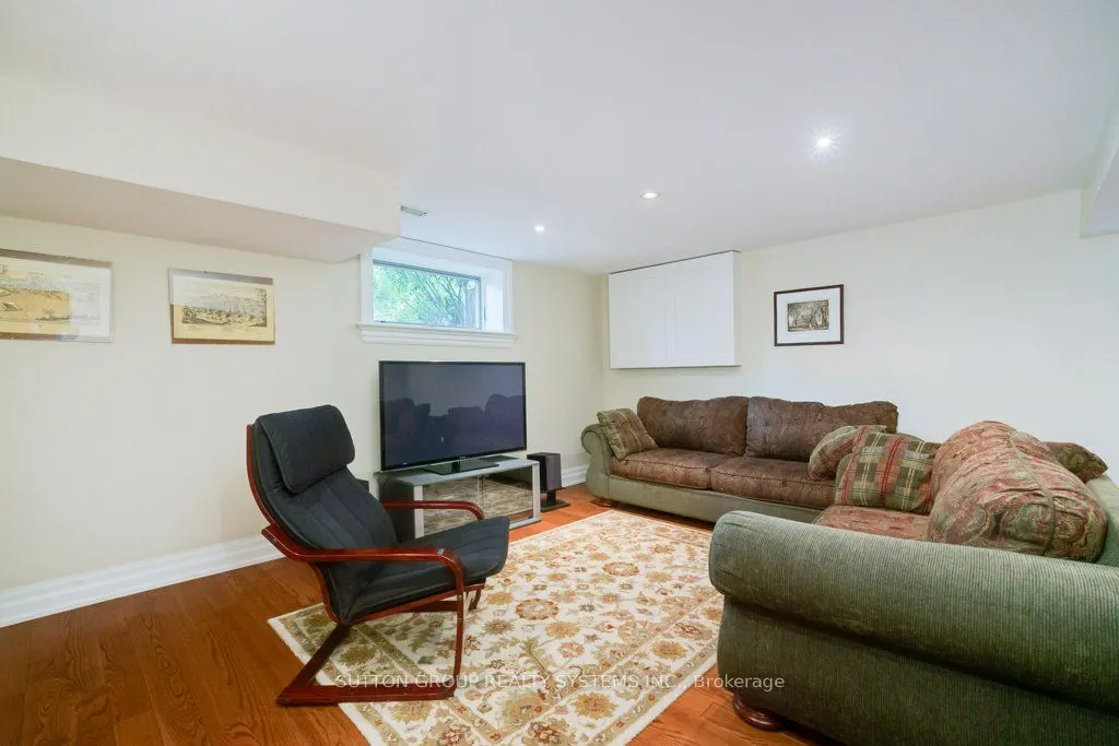 101 Perry Crescent