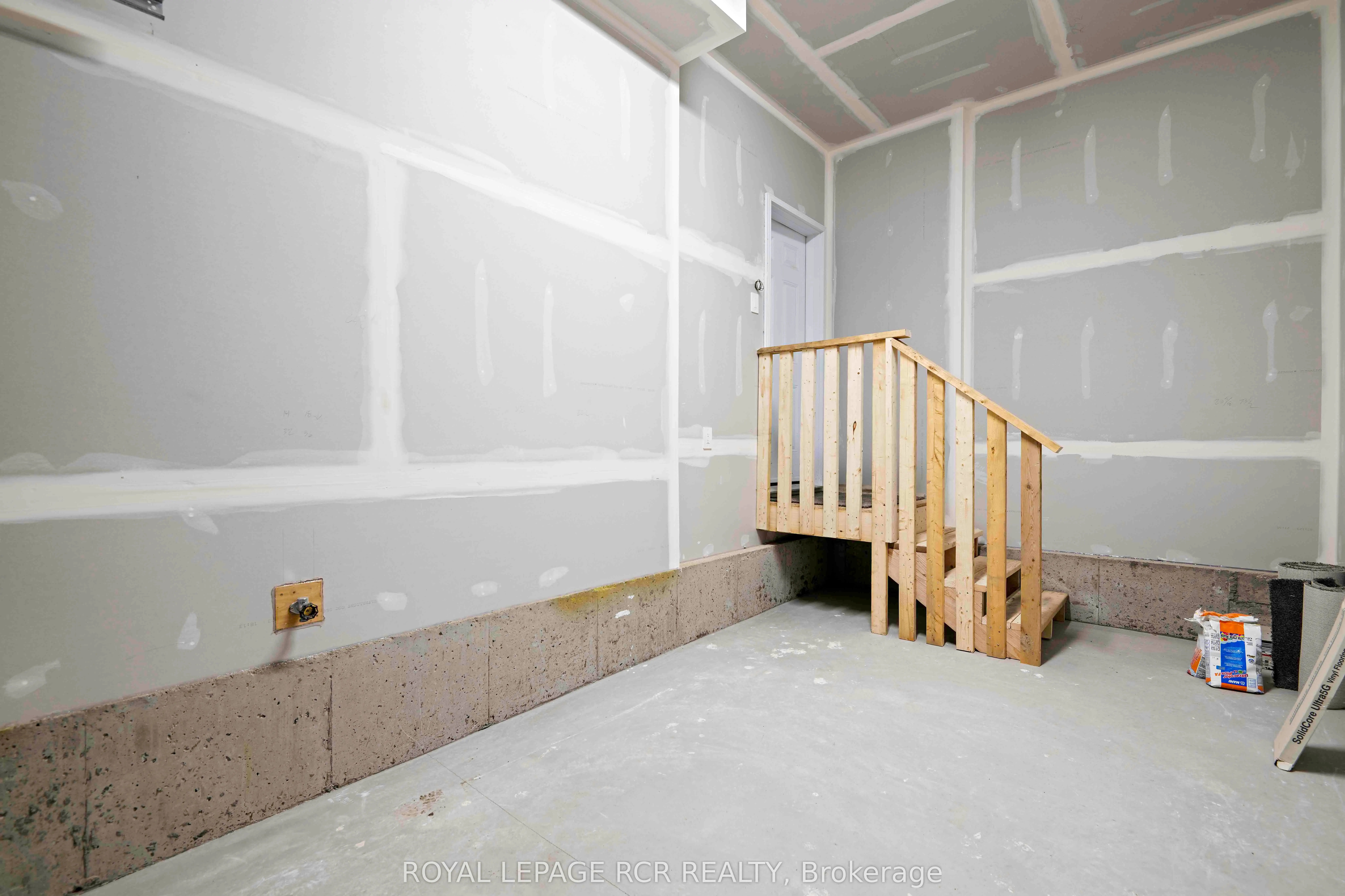 690 Broadway, #28