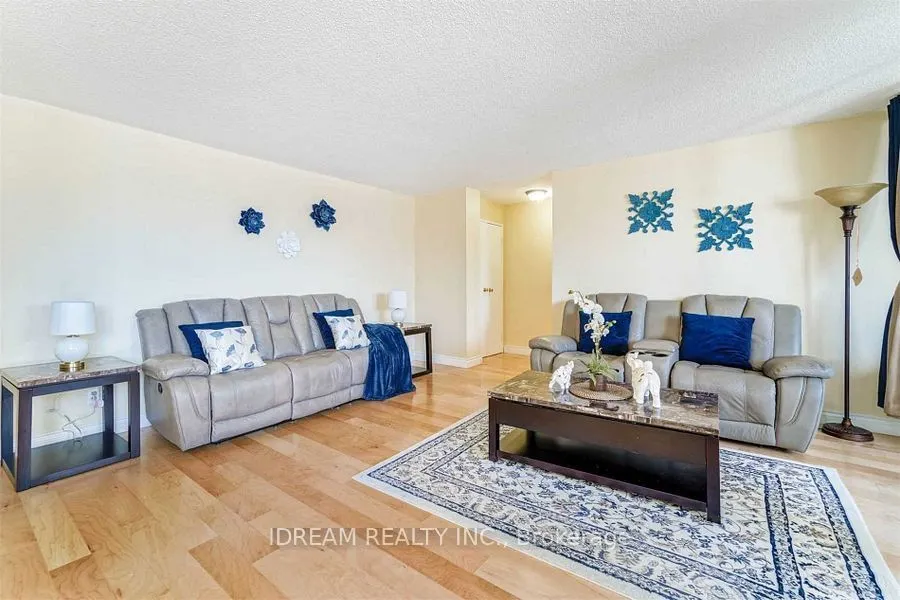 3700 Kaneff Crescent N, #202
