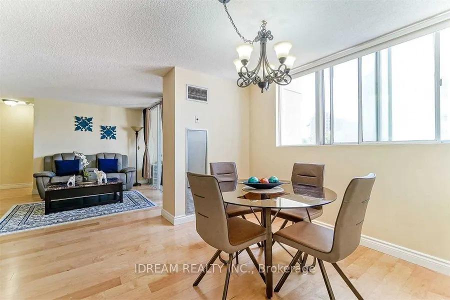 3700 Kaneff Crescent N, #202