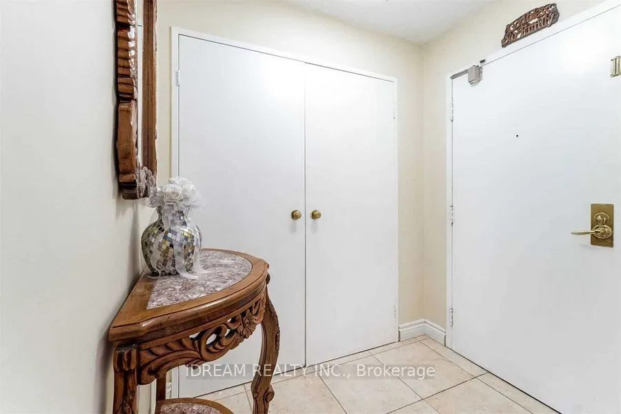 3700 Kaneff Crescent N, #202