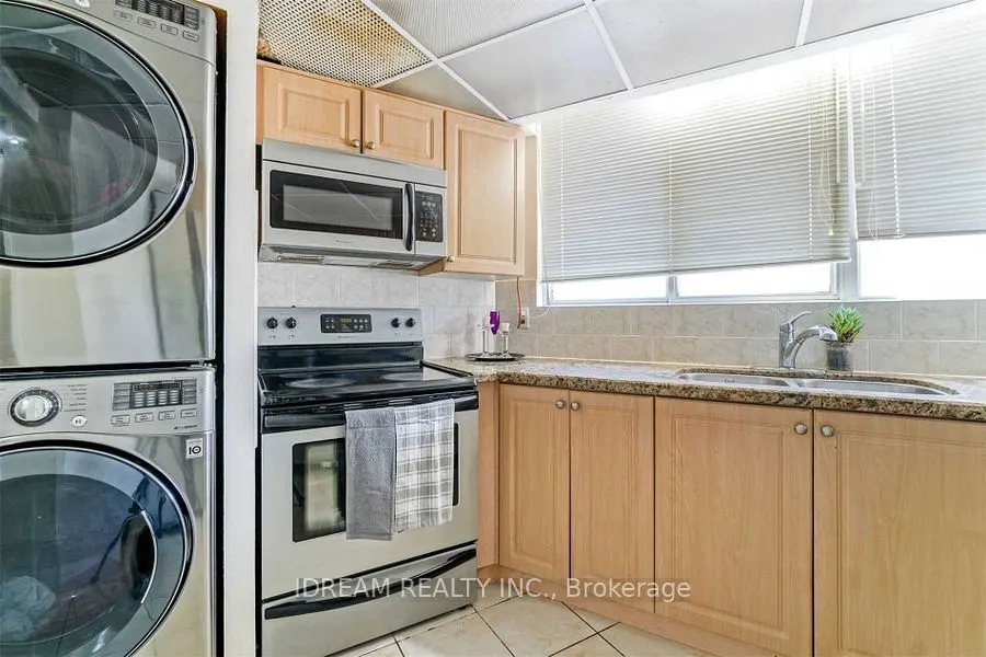 3700 Kaneff Crescent N, #202
