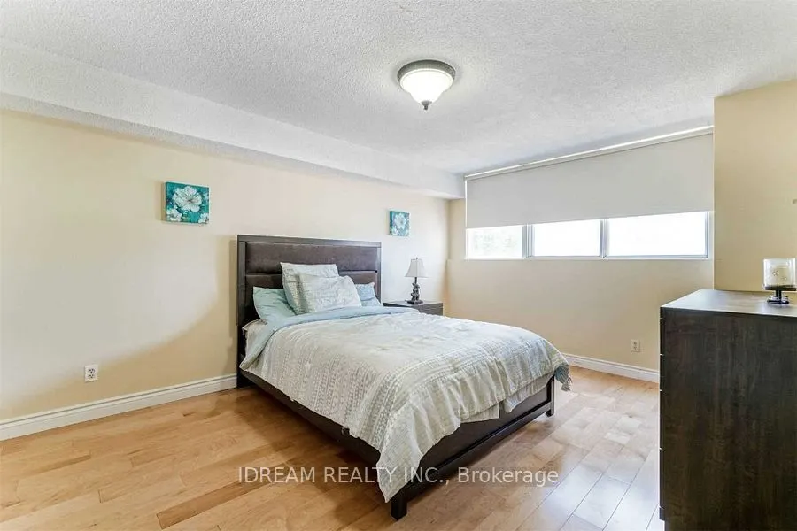 3700 Kaneff Crescent N, #202