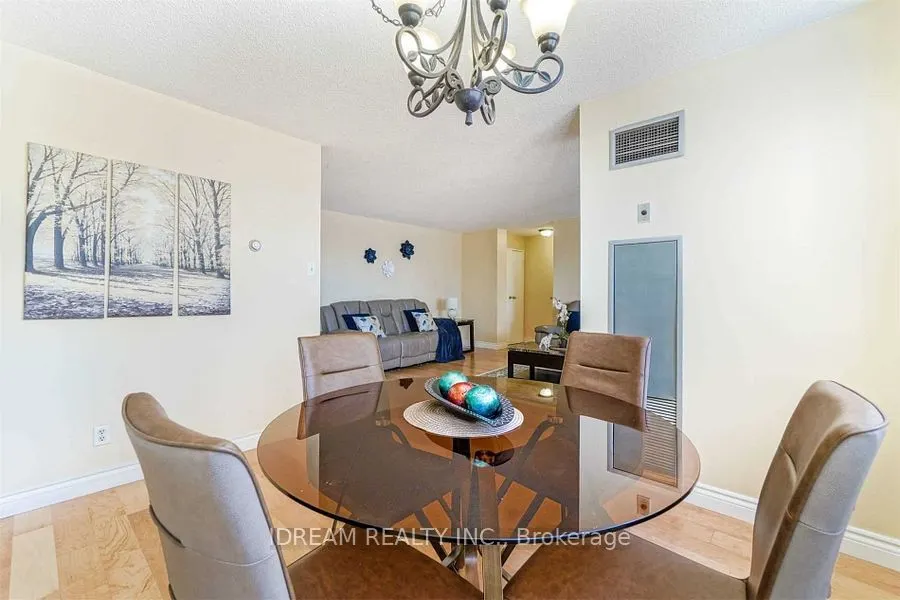 3700 Kaneff Crescent N, #202