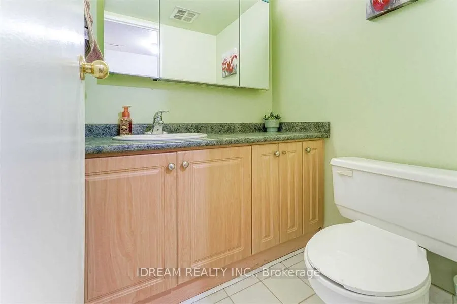 3700 Kaneff Crescent N, #202