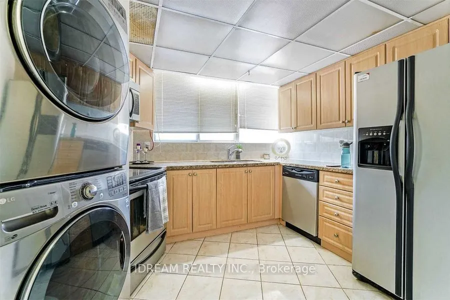 3700 Kaneff Crescent N, #202