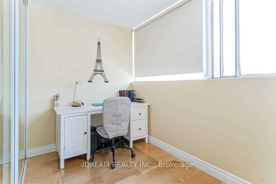 3700 Kaneff Crescent N, #202