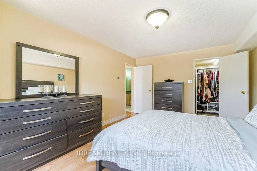 3700 Kaneff Crescent N, #202