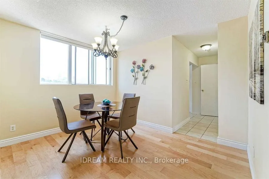 3700 Kaneff Crescent N, #202
