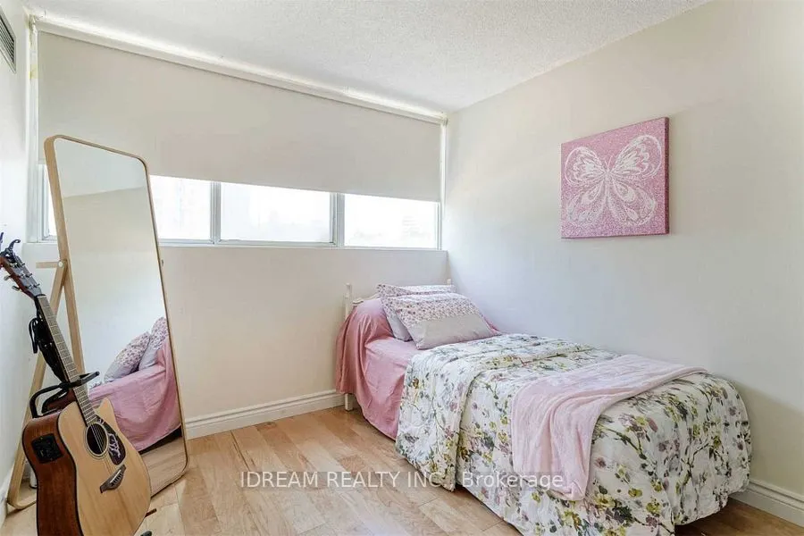 3700 Kaneff Crescent N, #202