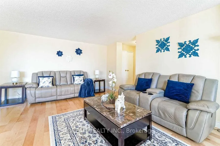 3700 Kaneff Crescent N, #202