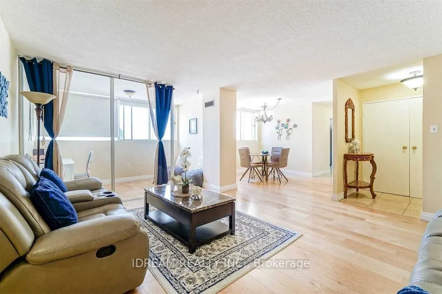 3700 Kaneff Crescent N, #202