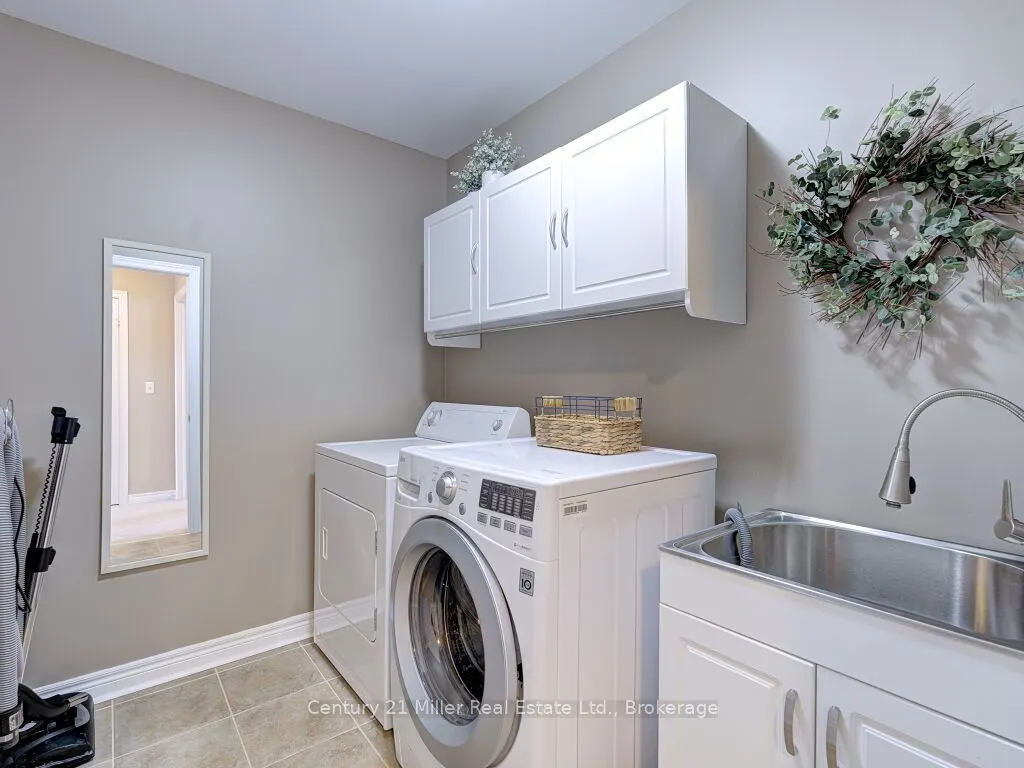 3268 Sealey Crescent
