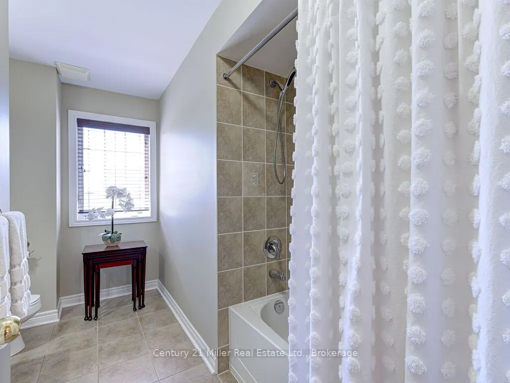 3268 Sealey Crescent