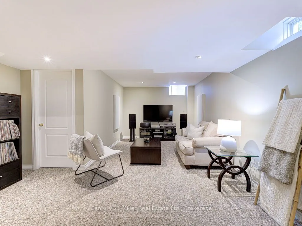 3268 Sealey Crescent