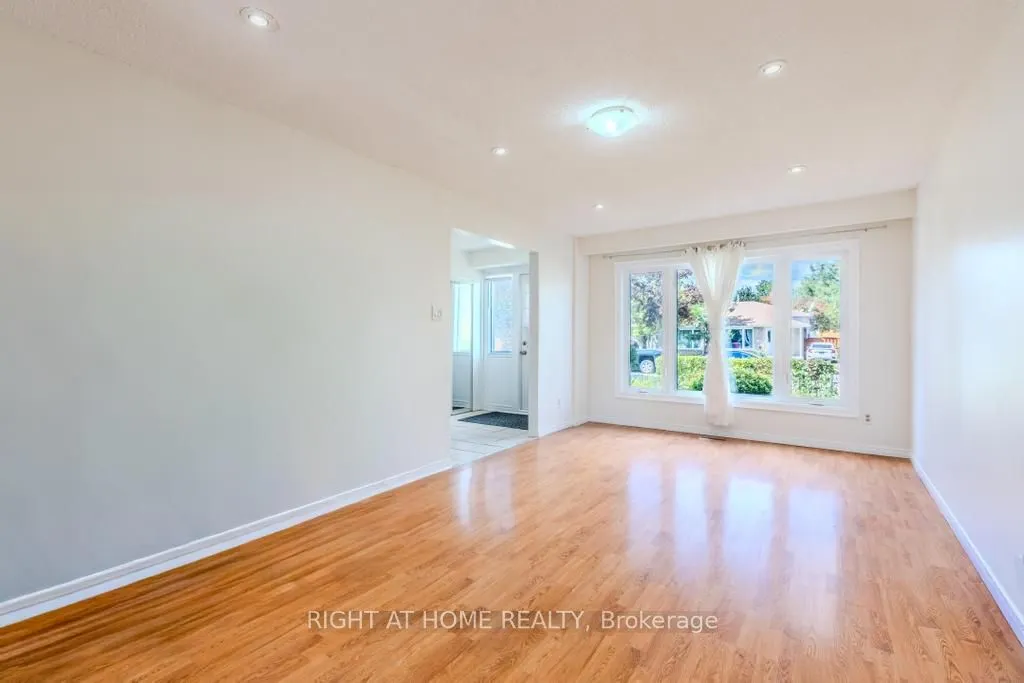 102 Burbank Crescent