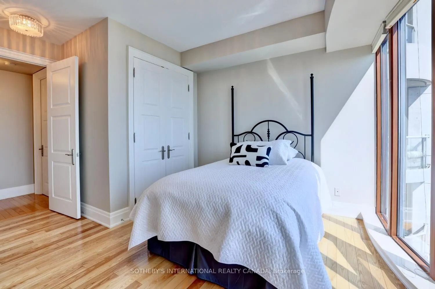 2095 Lake Shore Boulevard W, #818