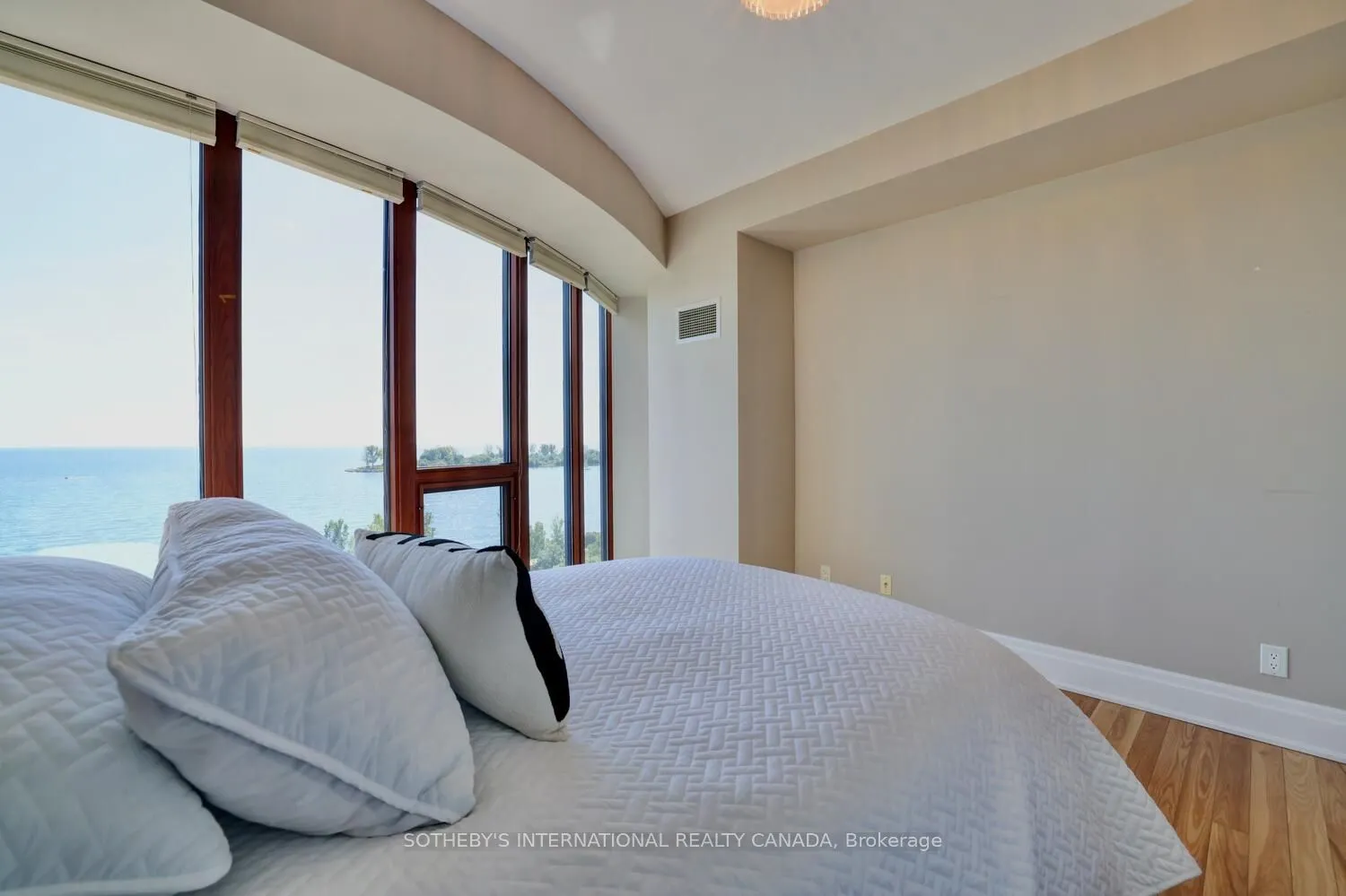 2095 Lake Shore Boulevard W, #818