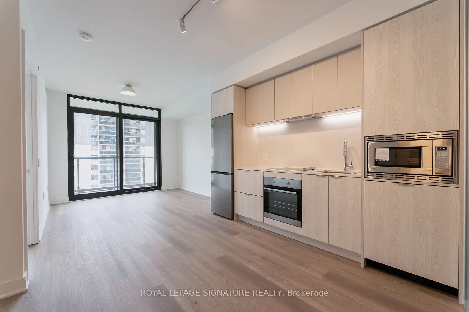 86 Dundas Street W, #616