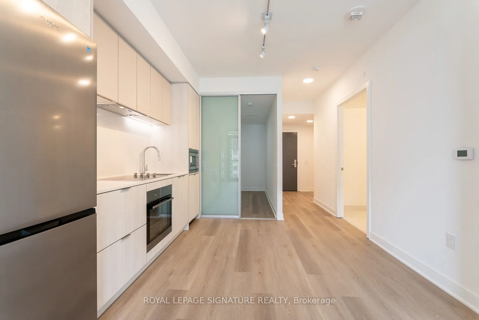 86 Dundas Street W, #616