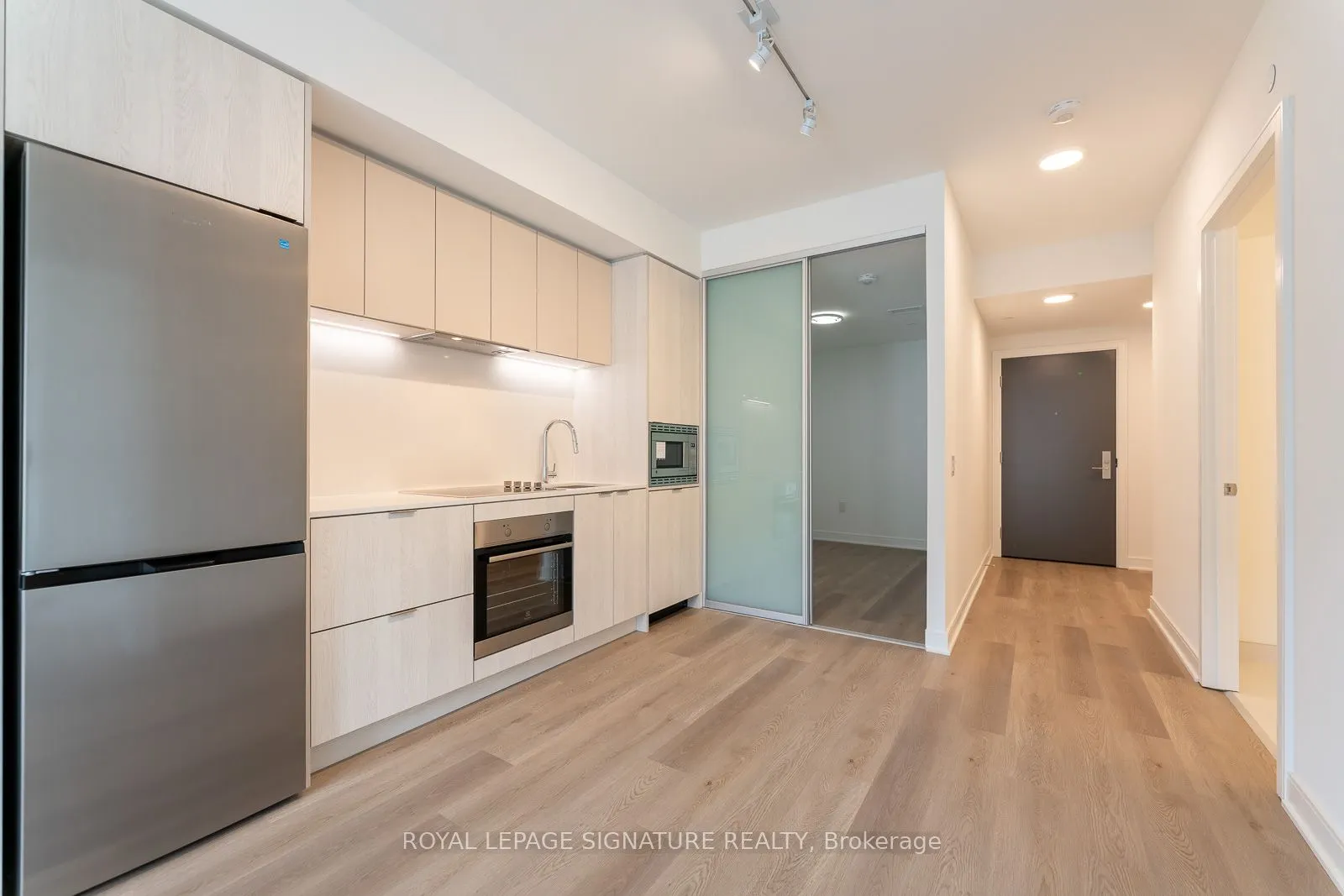 86 Dundas Street W, #616