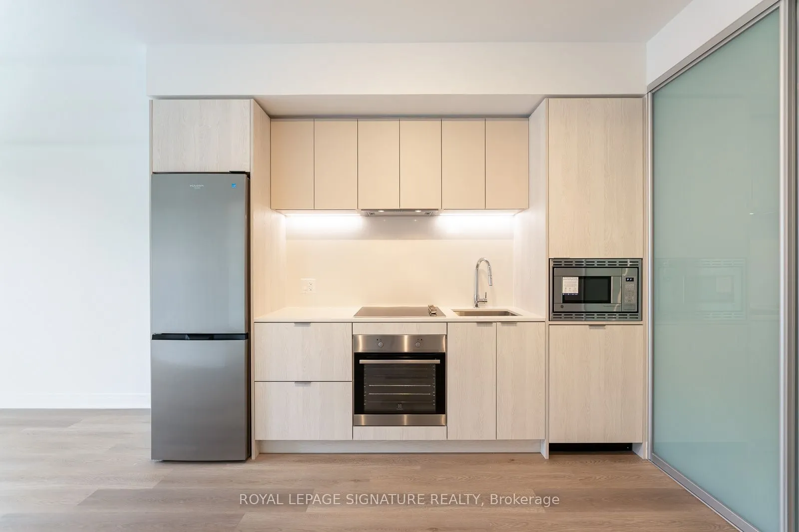 86 Dundas Street W, #616