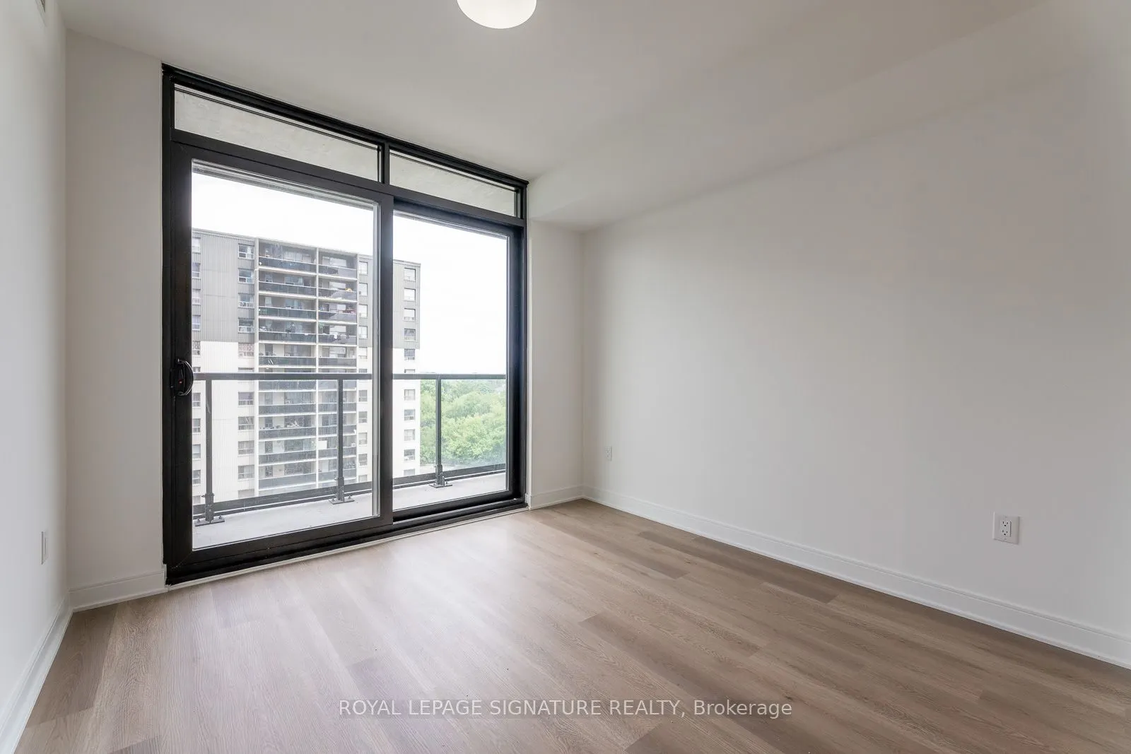 86 Dundas Street W, #616