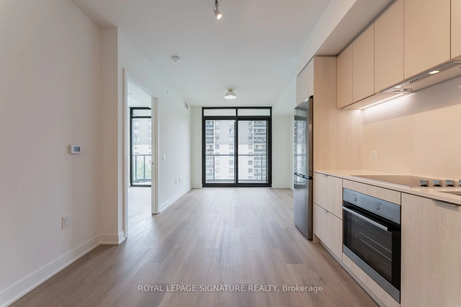 86 Dundas Street W, #616