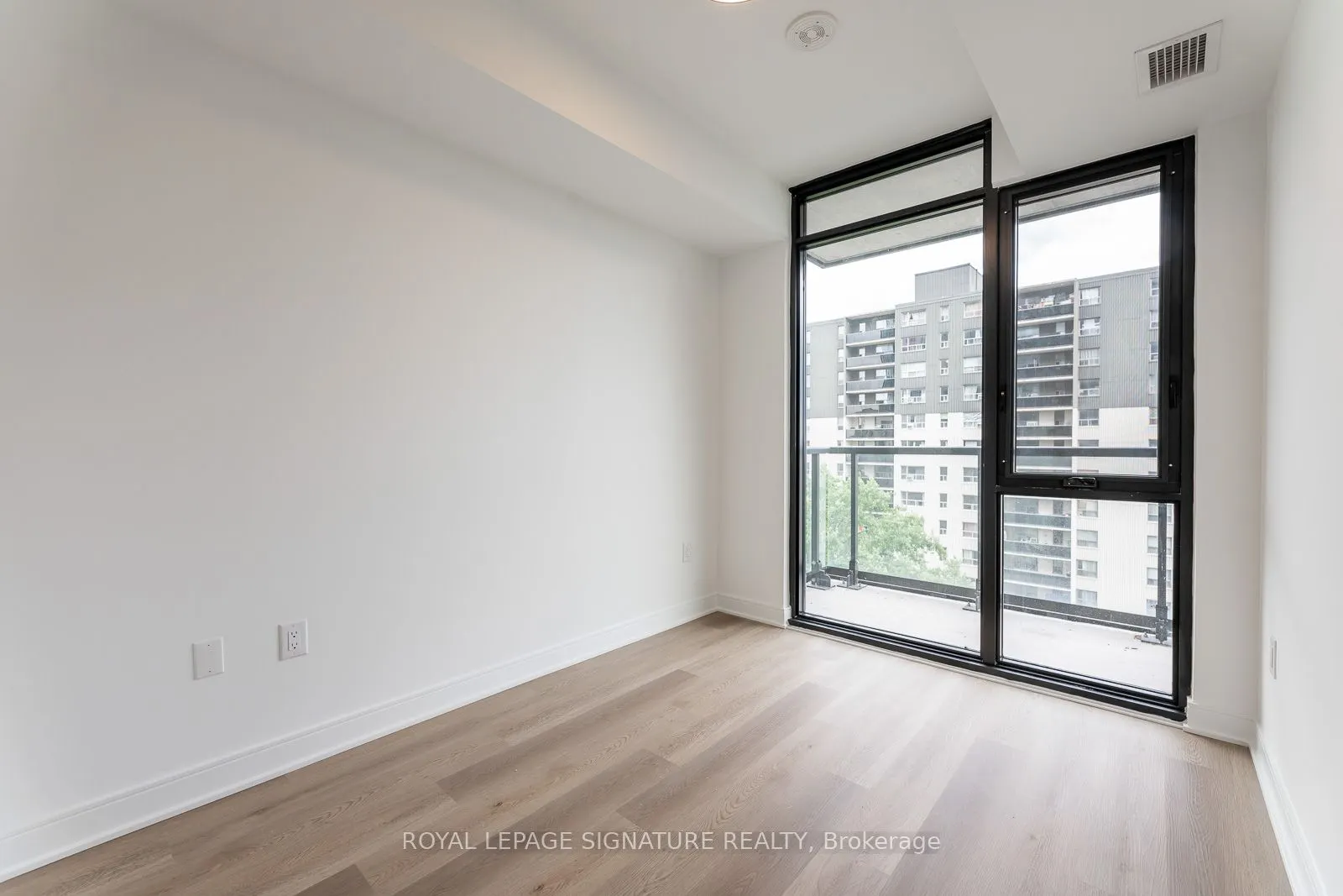86 Dundas Street W, #616