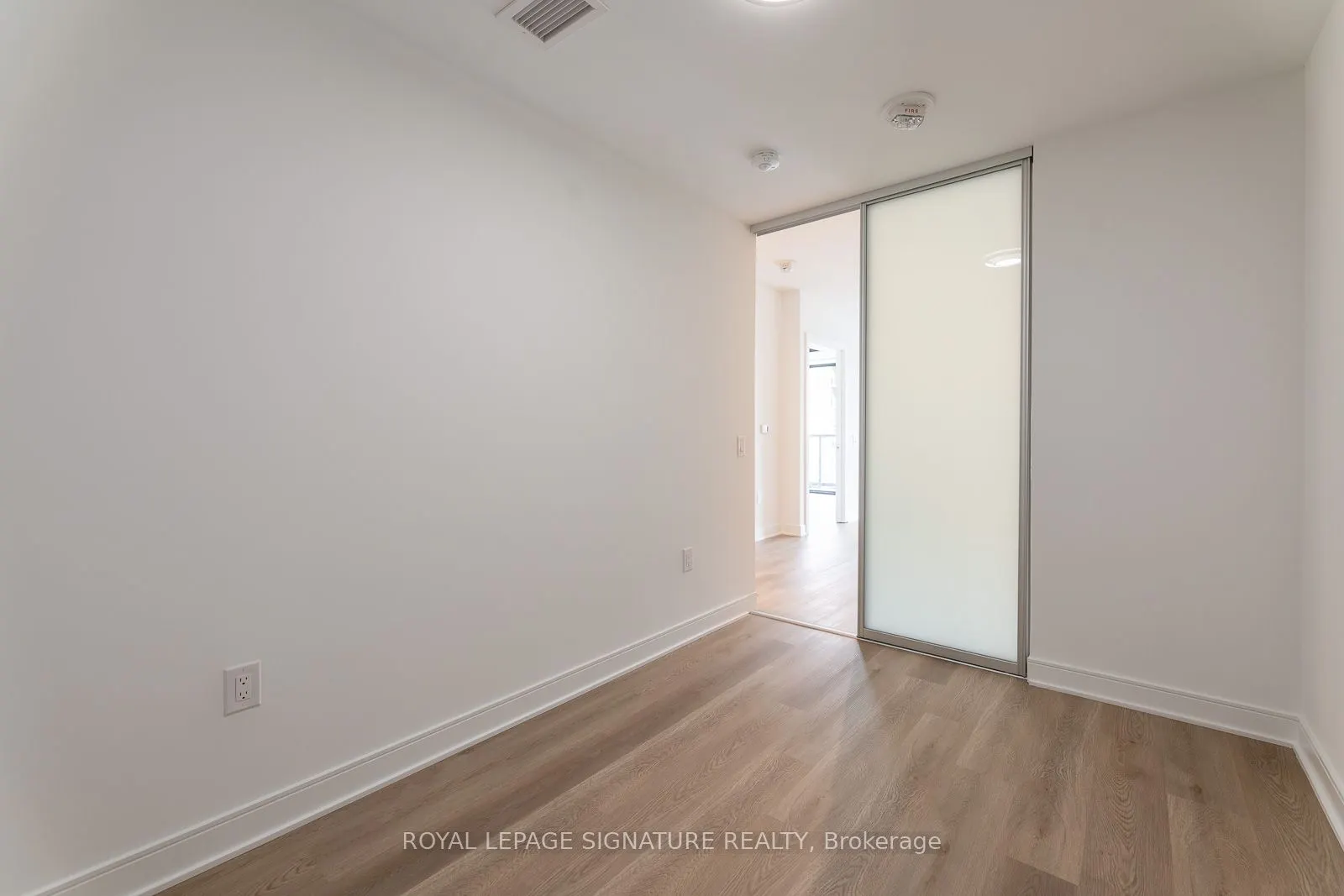 86 Dundas Street W, #616