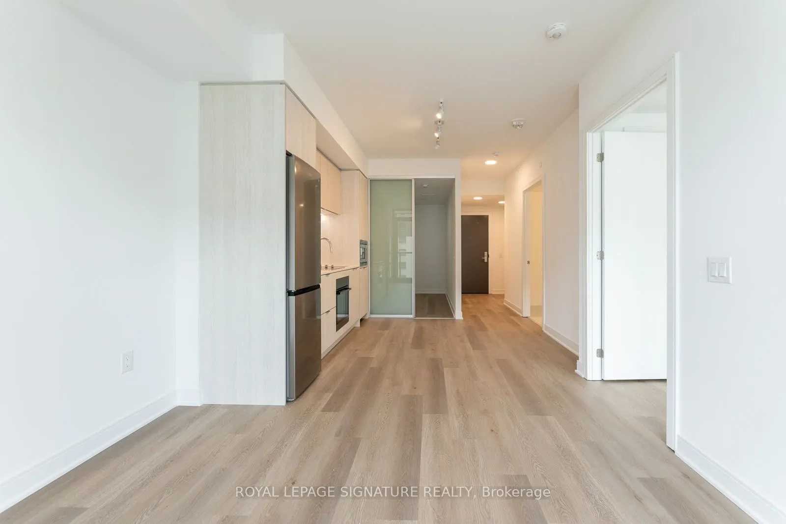 86 Dundas Street W, #616