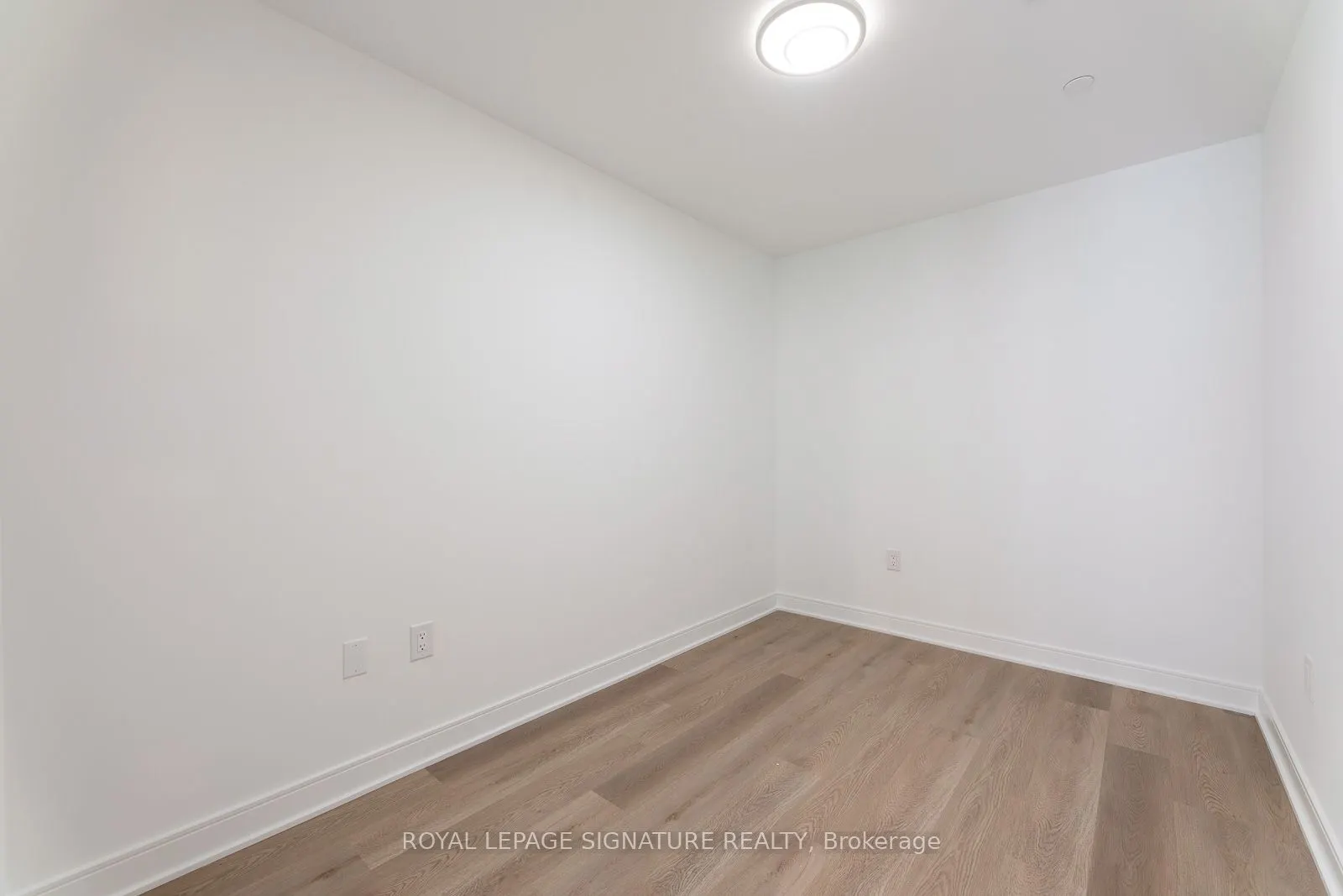 86 Dundas Street W, #616