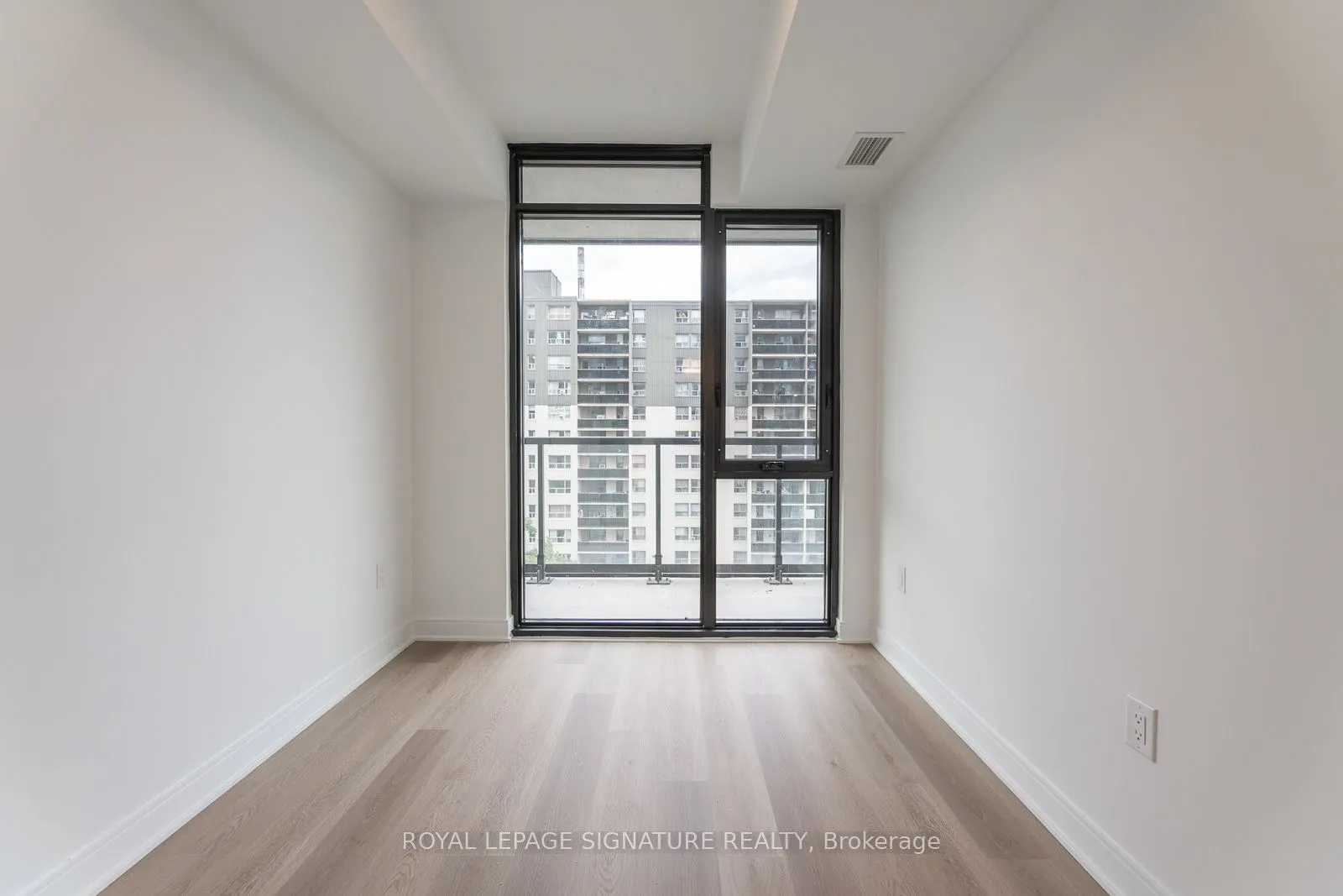 86 Dundas Street W, #616