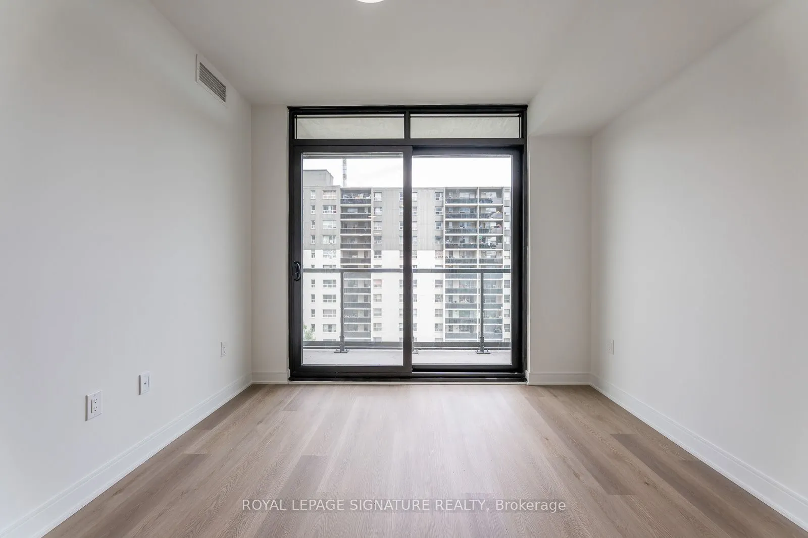 86 Dundas Street W, #616