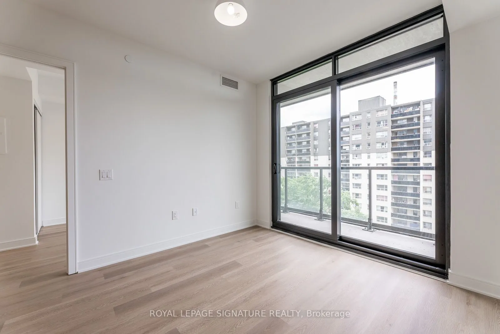86 Dundas Street W, #616