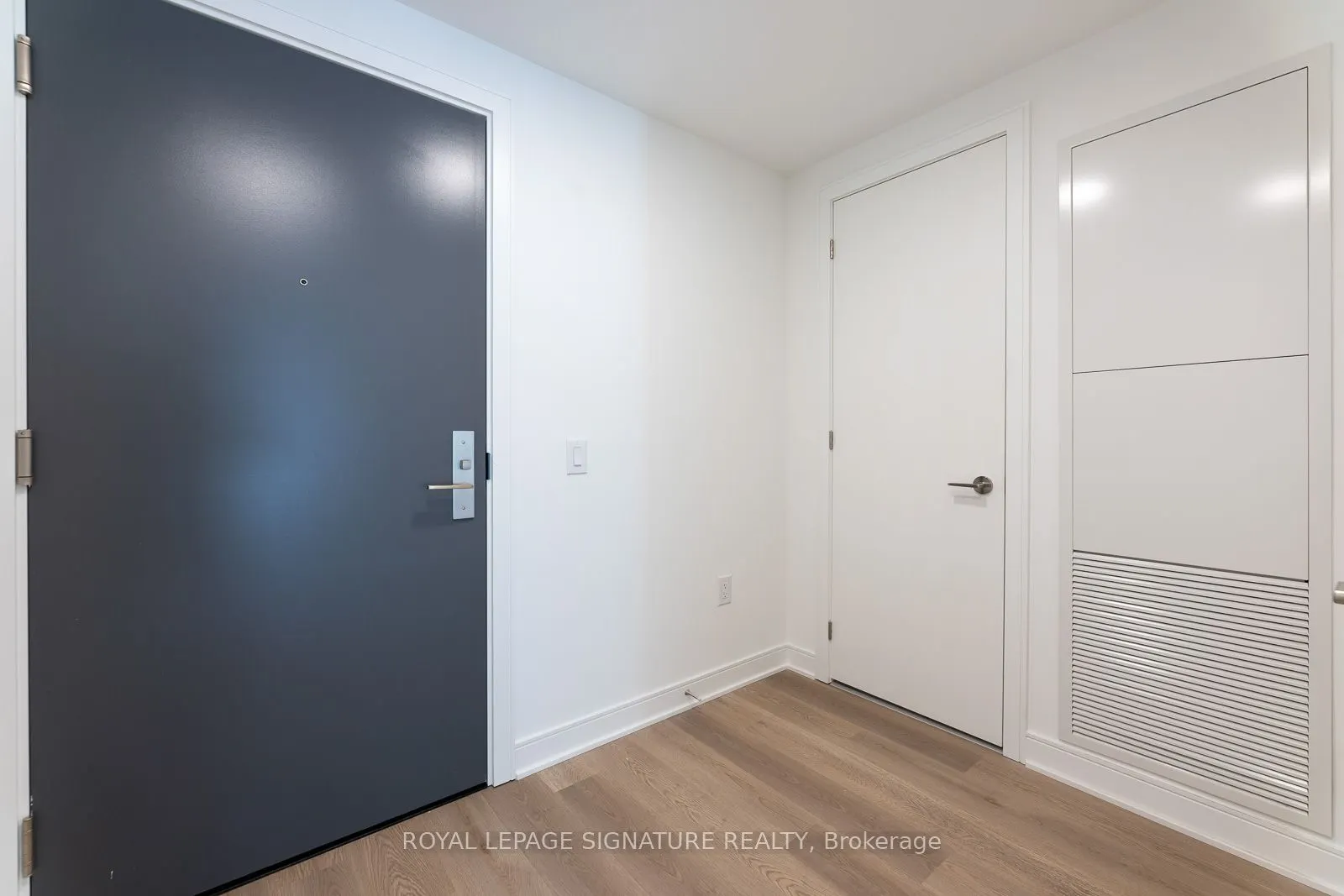 86 Dundas Street W, #616