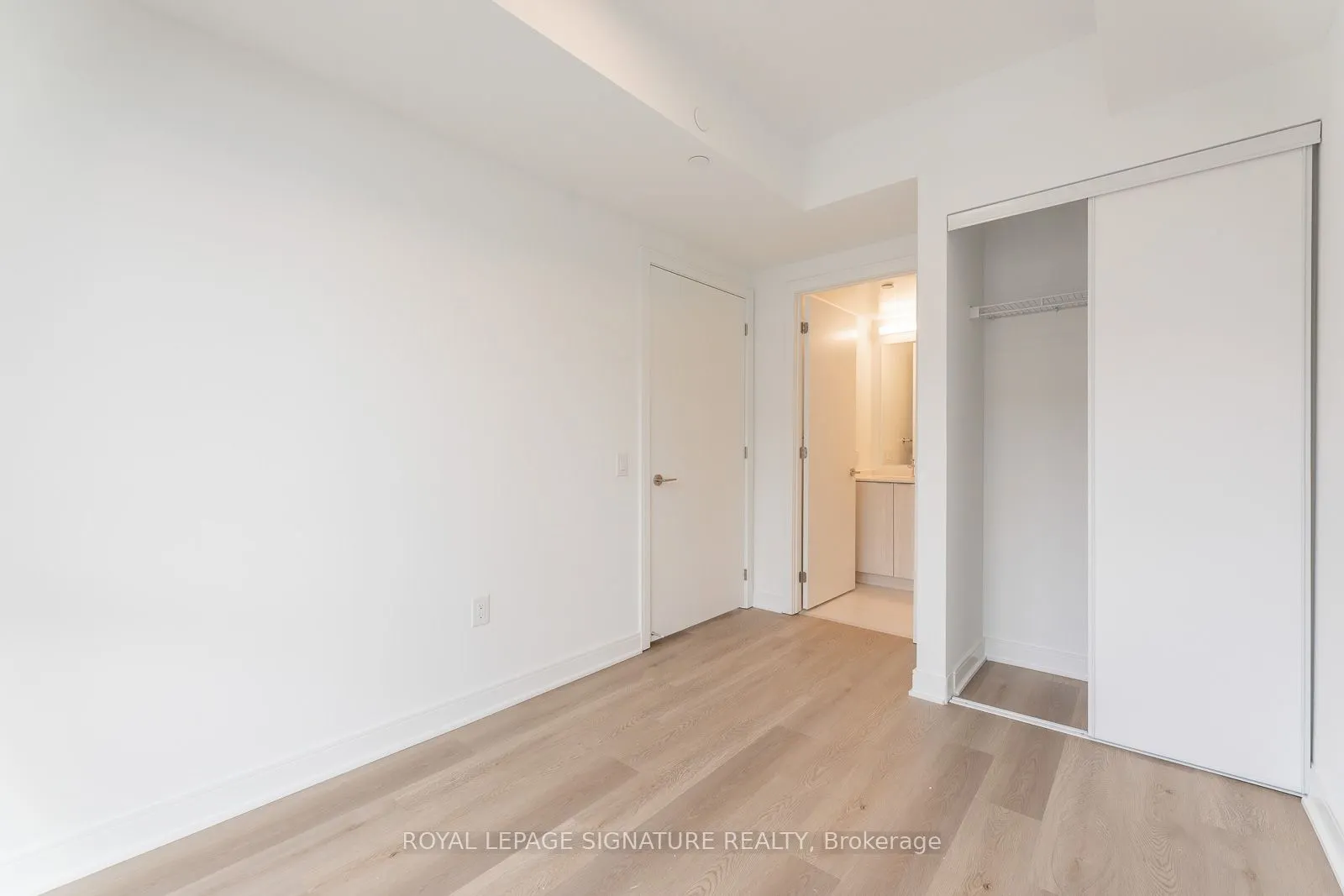 86 Dundas Street W, #616