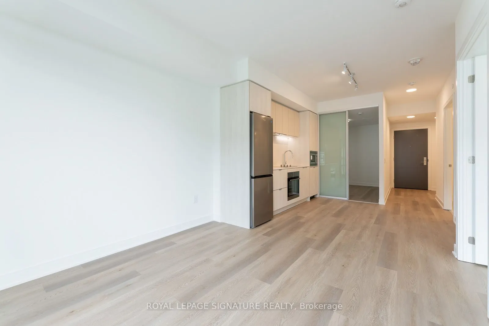86 Dundas Street W, #616