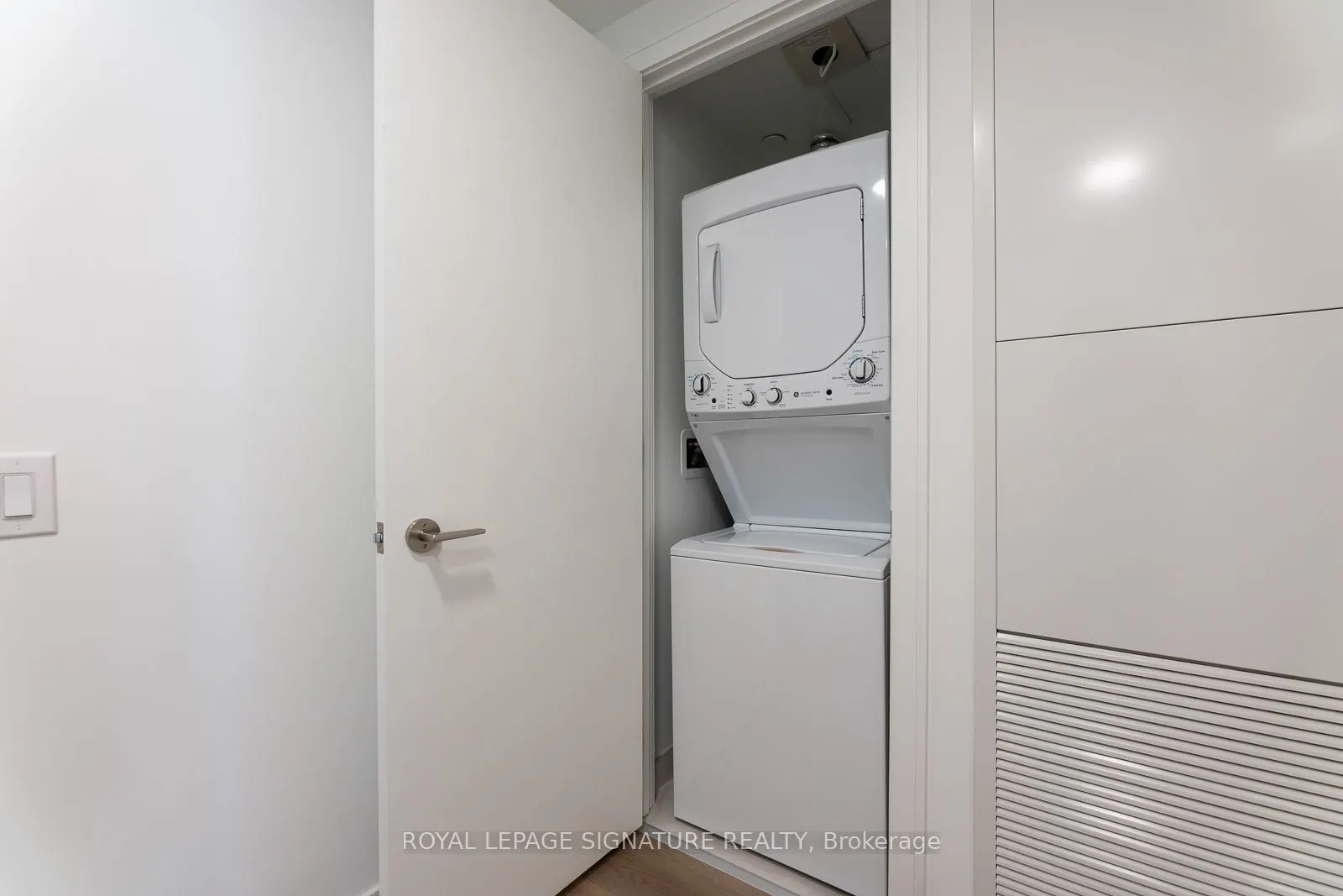 86 Dundas Street W, #616