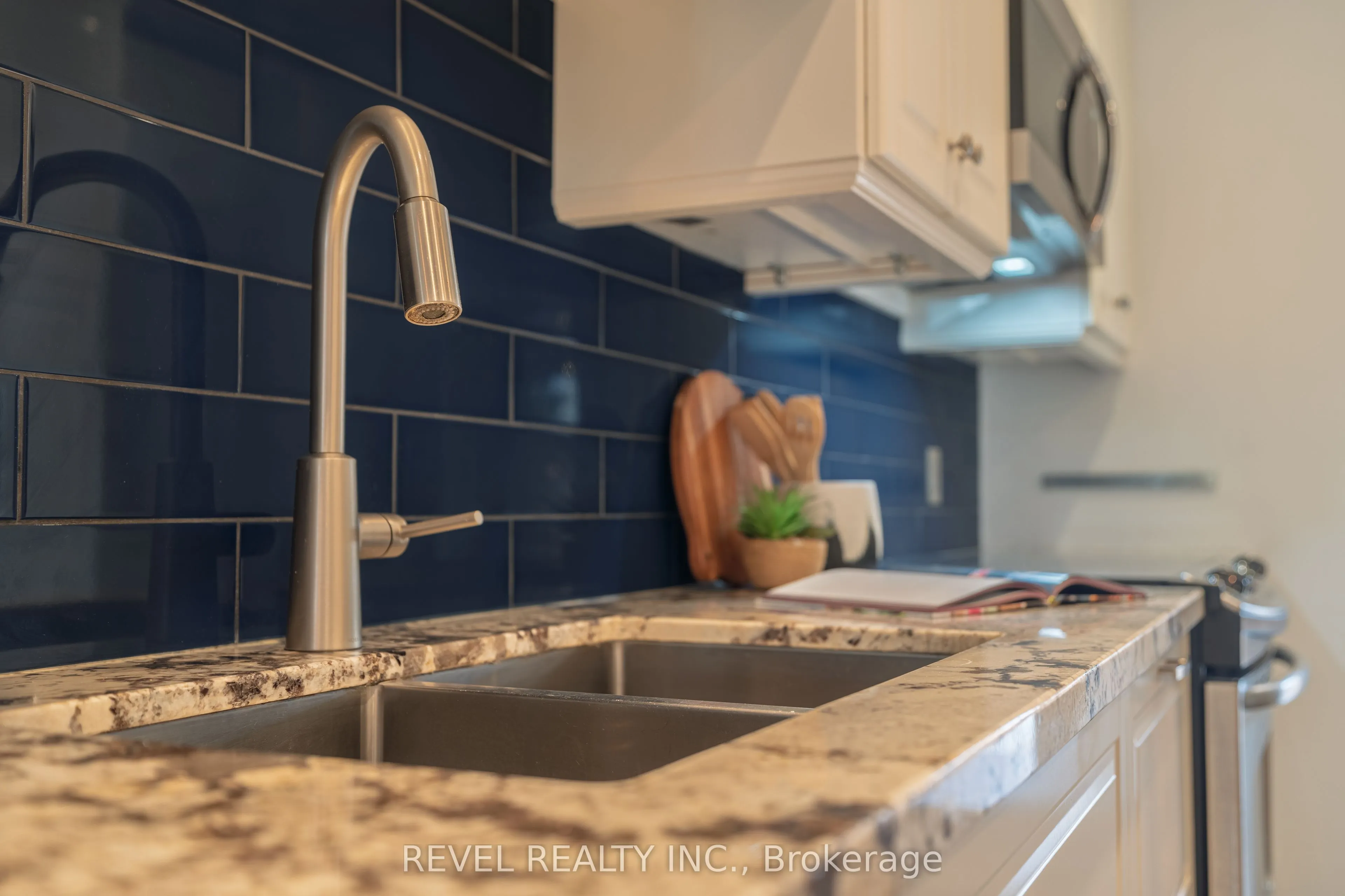 87 Earlscourt Ave Avenue S