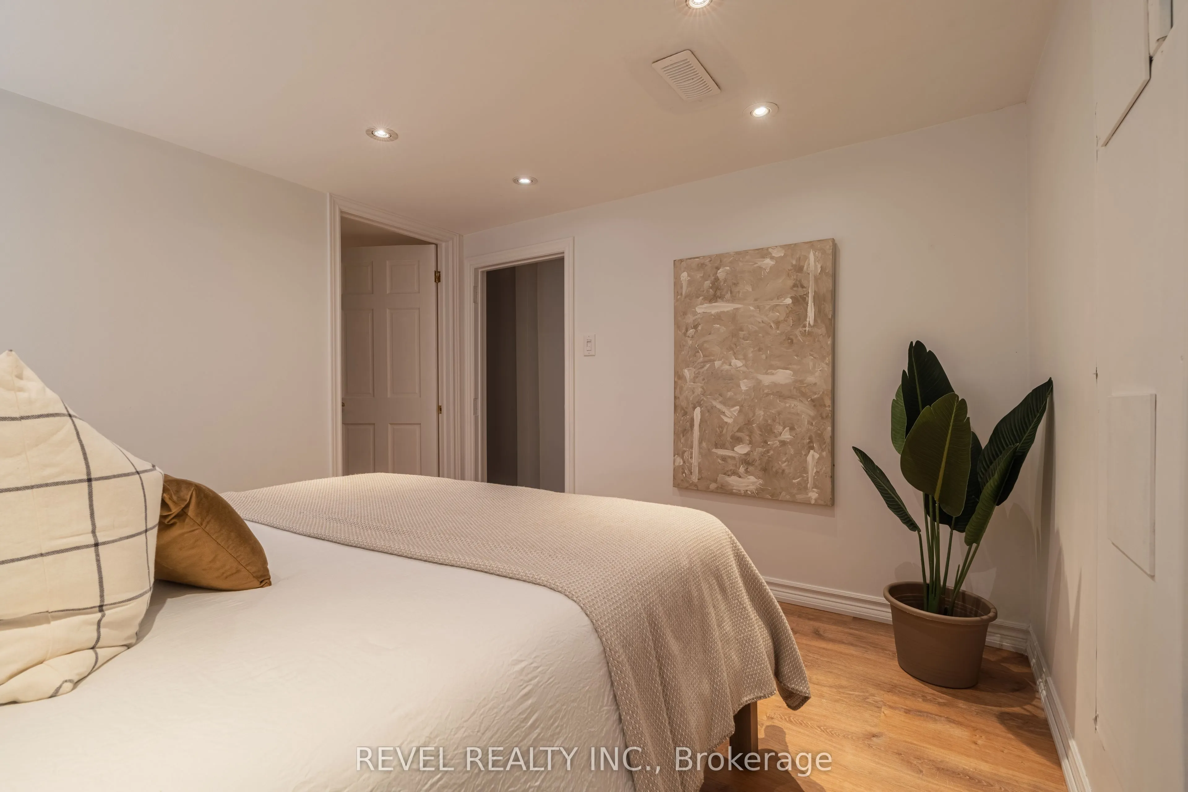 87 Earlscourt Ave Avenue S